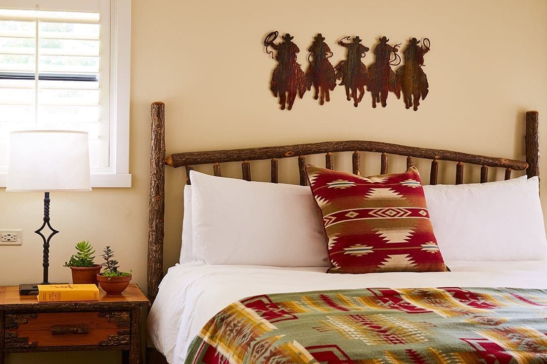 petes cottage bedroom