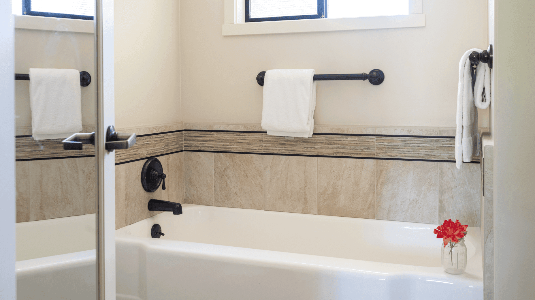 Golf View Cottage bathroom tub
