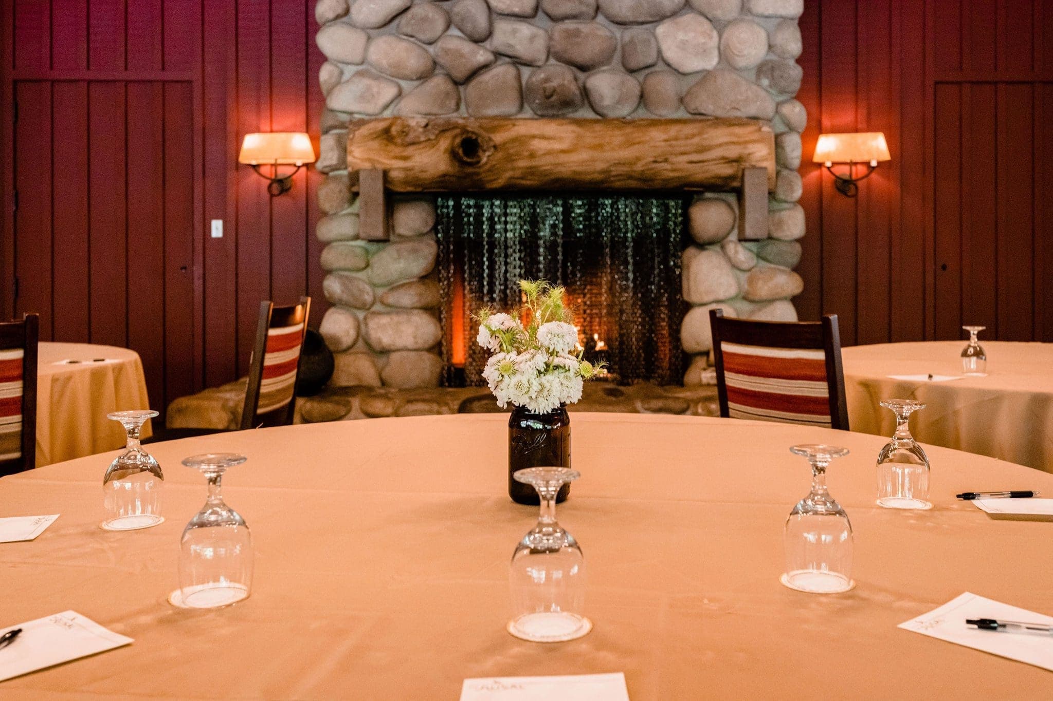 round dinding tables and chairs